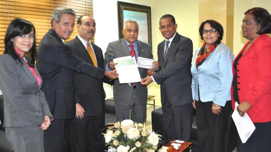 Empresas aportan RD$ 2 millones a UASD de San Pedro Macorís