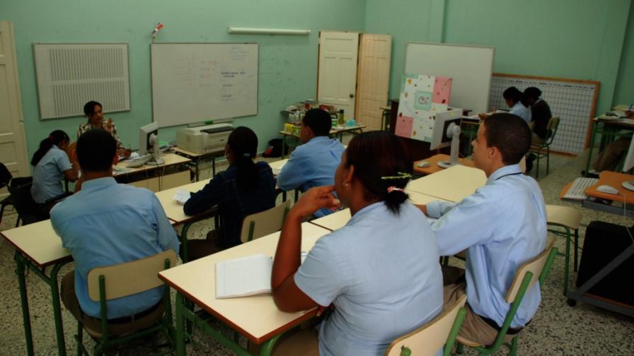 Alrededor de 500 escuelas carecen de energía eléctrica