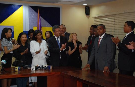 Doce miembros de la familia de Peña Gómez se pasan al PLD