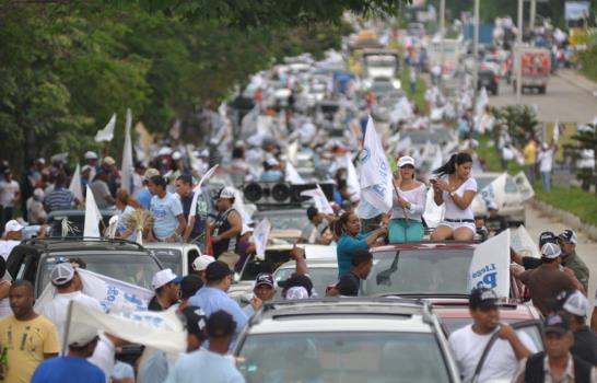 PRD cierra con multitudinarias caravanas en Santiago y la capital