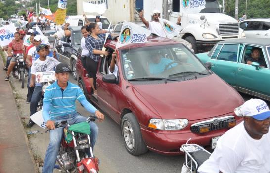 PRD cierra con multitudinarias caravanas en Santiago y la capital