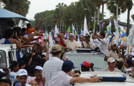 PRD cierra con multitudinarias caravanas en Santiago y la capital