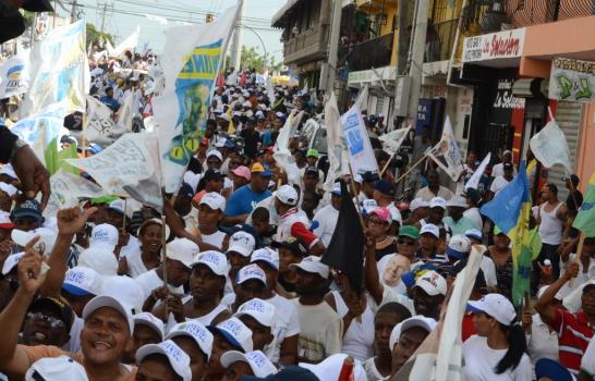 PRD cierra con multitudinarias caravanas en Santiago y la capital
