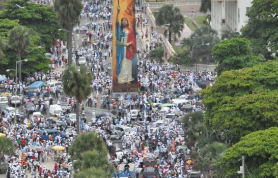 PRD cierra con multitudinarias caravanas en Santiago y la capital