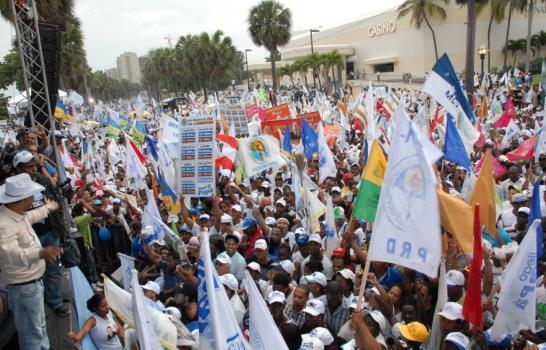 PRD cierra con multitudinarias caravanas en Santiago y la capital