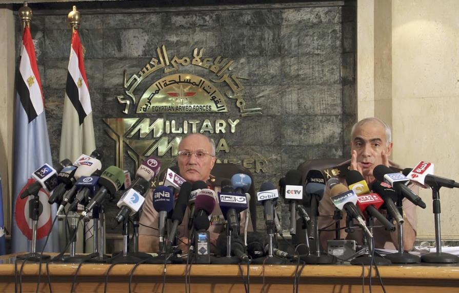 Militares egipcios prometen entregar poder