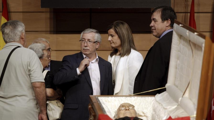 Ciudadanos y personalidades dan último adiós a Carrillo en Madrid