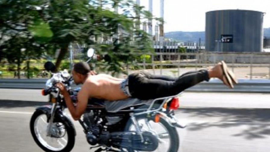 Dos muertos en Moca tras competencia de motocicletas a alta velocidad