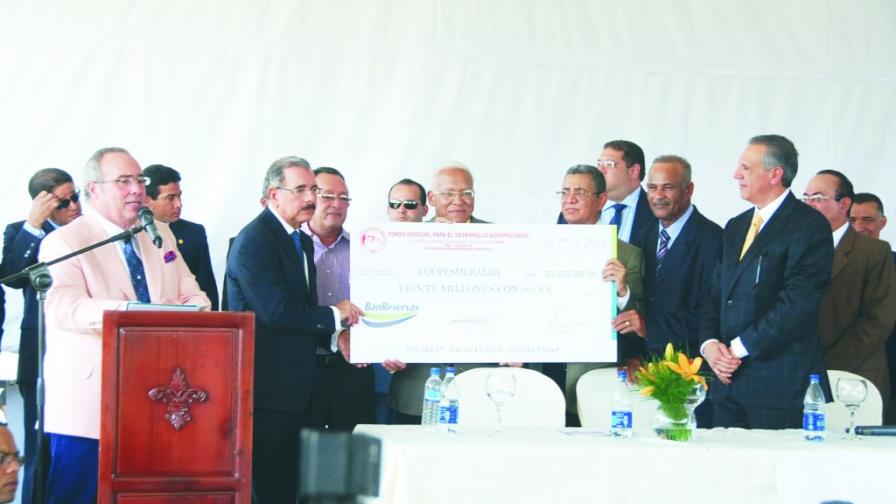 Danilo Medina defiende la transformación financiera