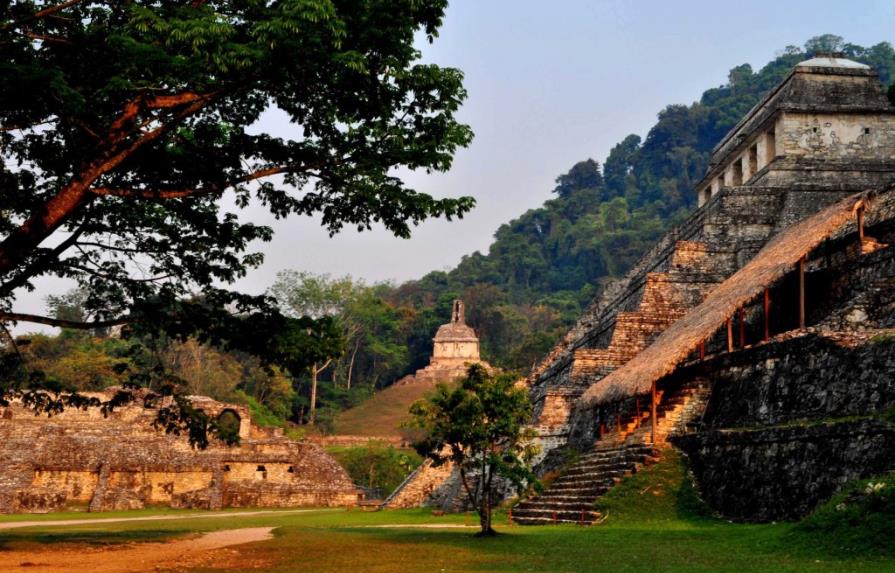 El fin de la era maya se acerca con preparativos, bromas y negocios