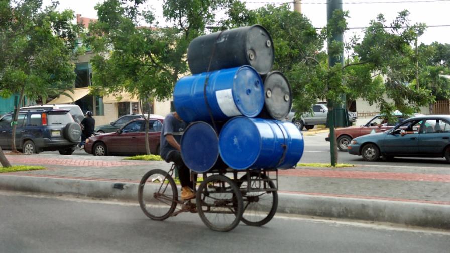 Economía y desempleo son los principales problemas del país Economía y desempleo son los principales problemas del país