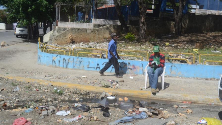 Acceso a la Av. 25 de Febrero es un vertedero
