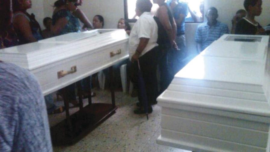 Sepultan fallecidos en accidente en Santiago