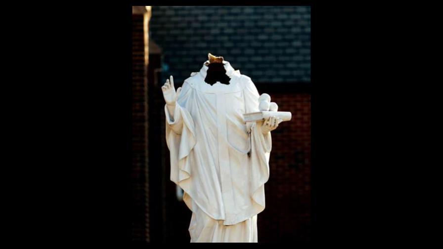 Anticatólicos descabezan estatua de San Nicolás en New Jersey