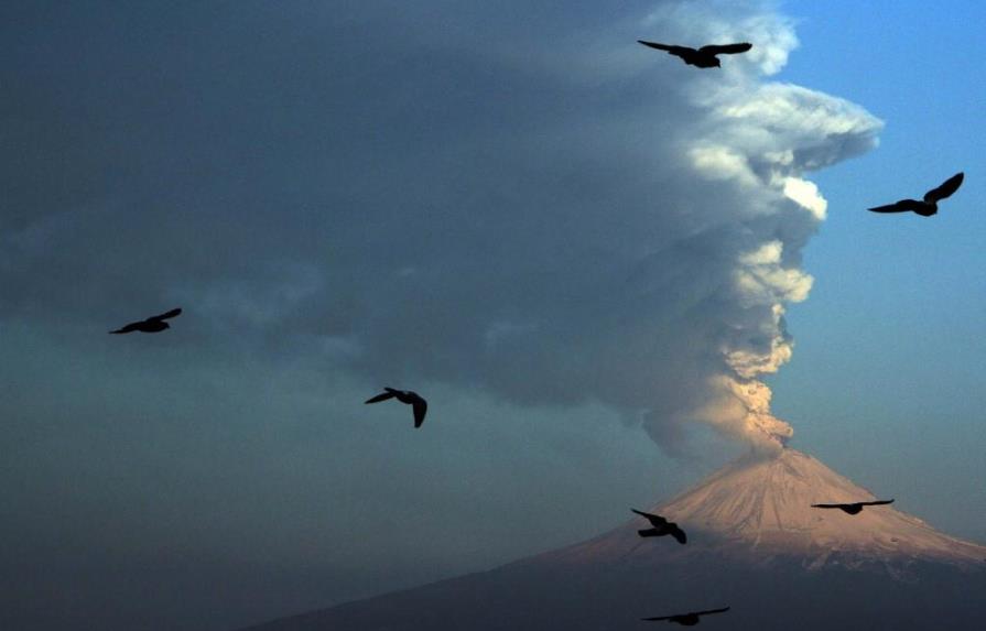 Volcán Popocatépetl lanza piedras incandescentes en México