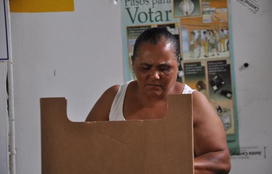 Santiago inicia votaciones en calma