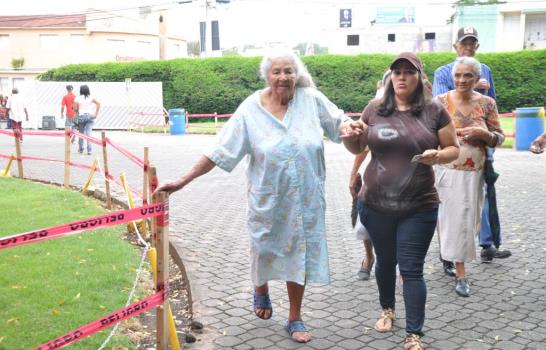 Santiago inicia votaciones en calma