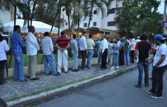 Santiago inicia votaciones en calma
