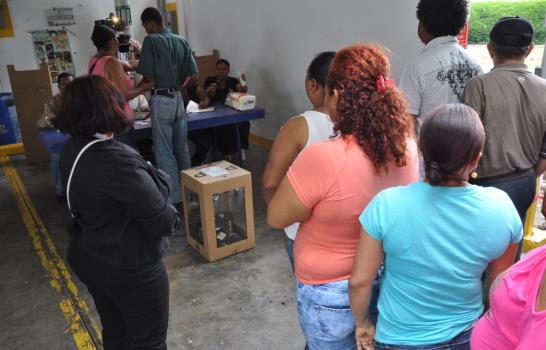 Santiago inicia votaciones en calma
