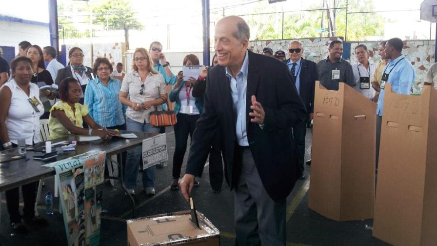 Max Puig ejerce su derecho al voto y denuncia represión