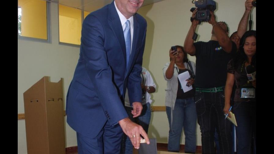 Luis Abinader ejerce el voto y exhorta a participar en la jornada