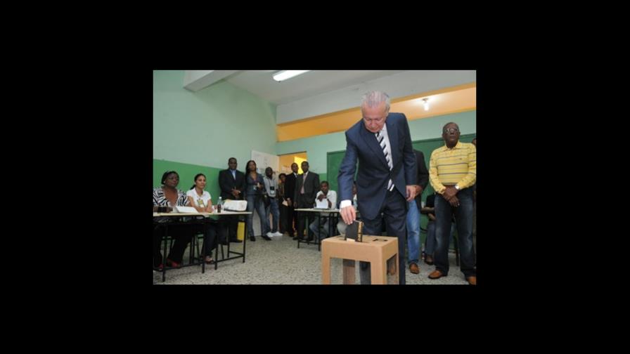 El vicepresidente voto bien temprano y llama a votar masivamente