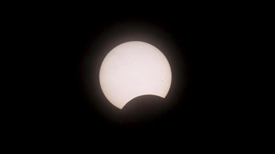 Gafas especiales, telescopios y filtros inundan Tokio ante el eclipse anular