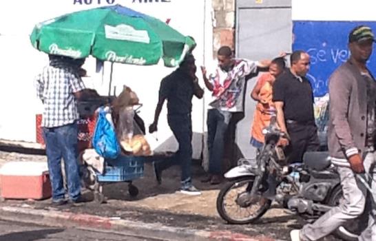Vendedores ambulantes se estacionan frente a los colegios electorales