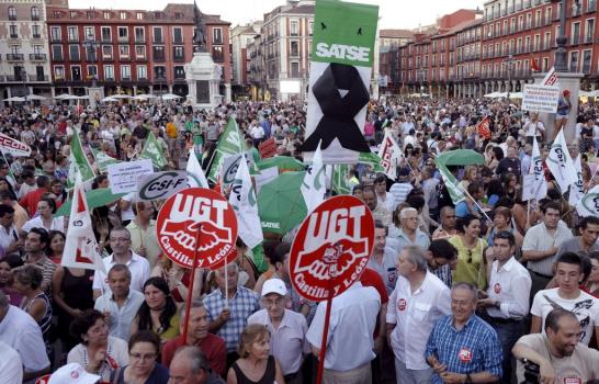 España ratifica plan de recortes; miles lo rechazan en las calles