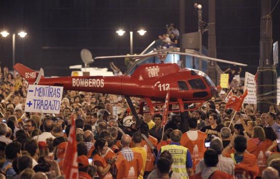 España ratifica plan de recortes; miles lo rechazan en las calles