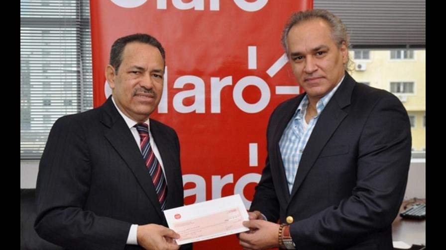 Claro entrega donativo Orquesta Sinfónica