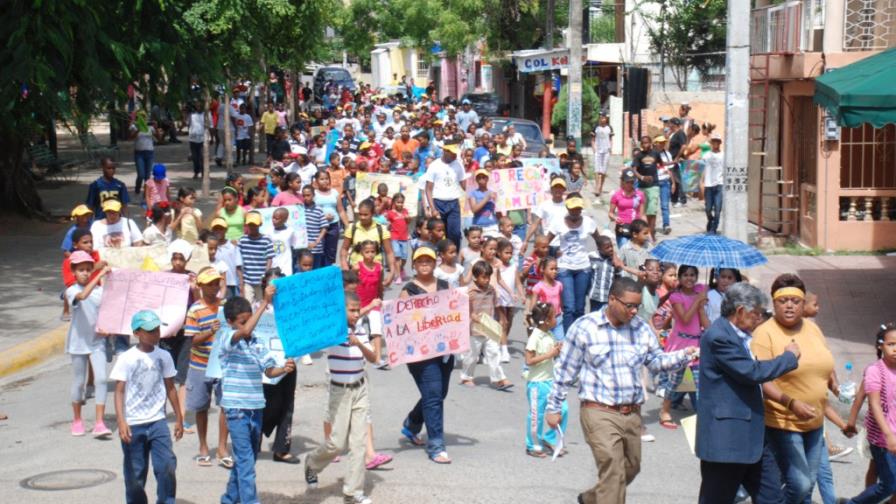 Marchan en Cristo Rey por derechos niños