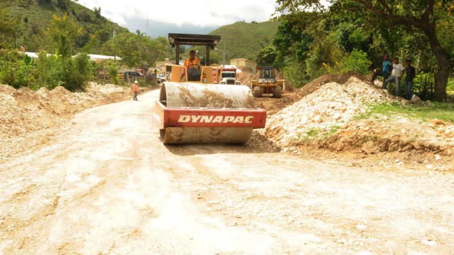 Obras Públicas reconstruye varias carreteras en la zona sur del país