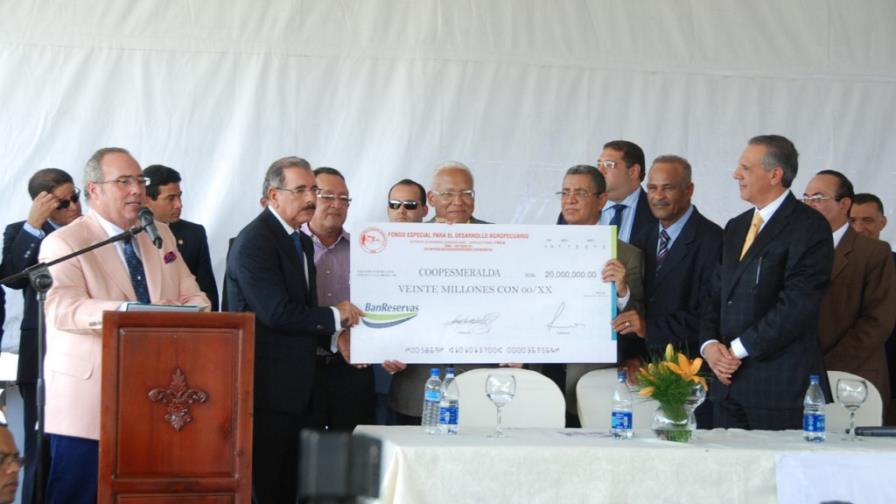 Danilo Medina defiende la transformación financiera