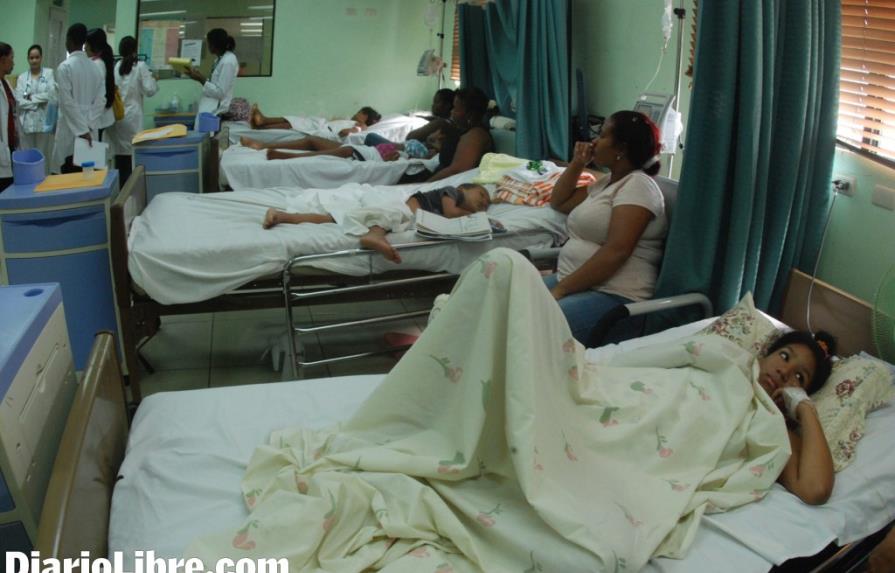 Pacientes con dengue llenan salas de hospitales y clínicas