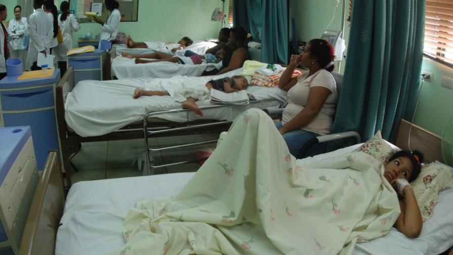 Pacientes con dengue llenan salas de hospitales y clínicas