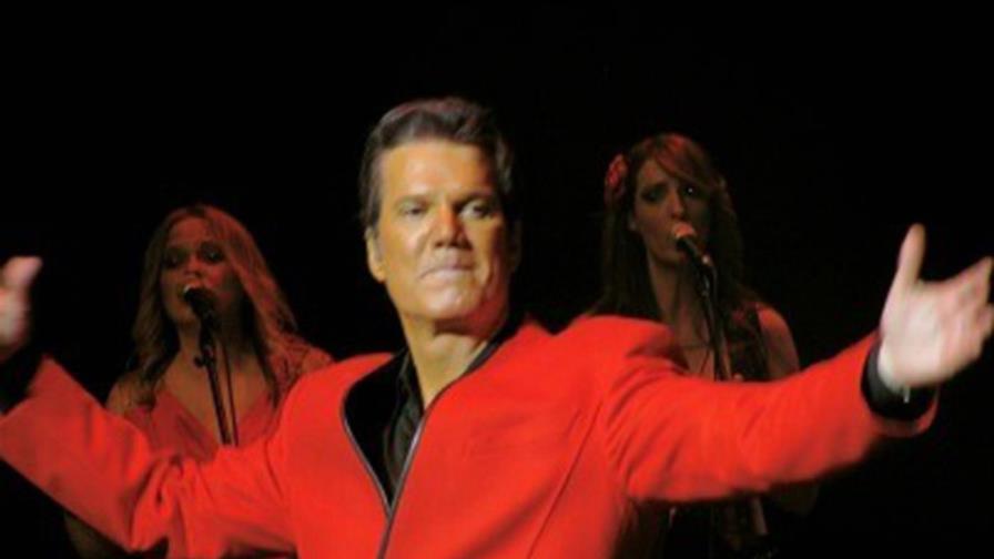 Willy Chirino con disco de Navidad