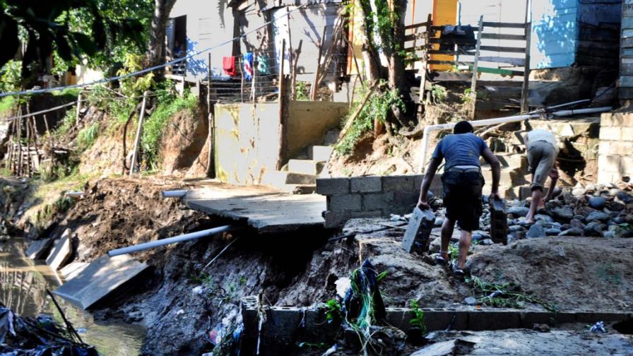 Lluvias dejan cuatro muertos y decenas de desplazados en Santiago Lluvias dejan cuatro muertos y decenas de desplazados en Santiago