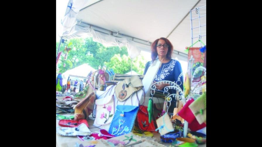 Industria y Comercio capacitó a artesanos en feria