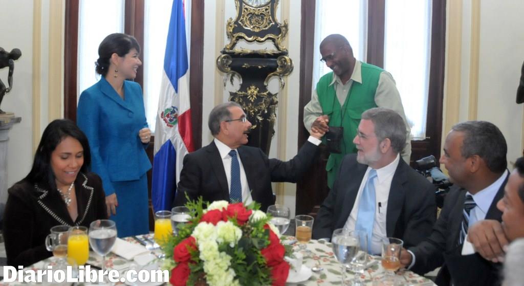 Danilo justifica sus visitas sorpresas; desayuna con miembros de la prensa