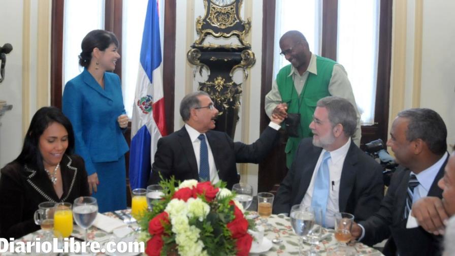 Danilo justifica sus visitas sorpresas; desayuna con miembros de la prensa