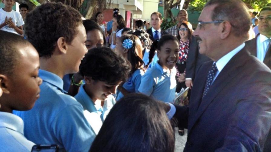 Danilo Medina promete ayudar Fundación la Hora de Dios