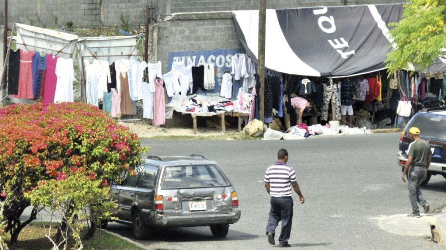 Peatones a la calle, negocios en acera, en el entorno de Los Ríos