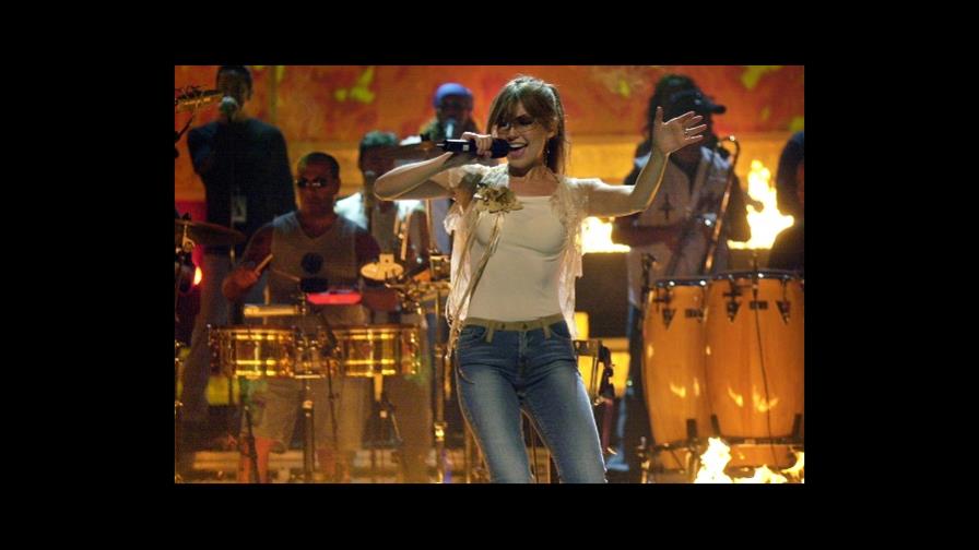 Thalía y Juan Gabriel rinden honor a Chespirito