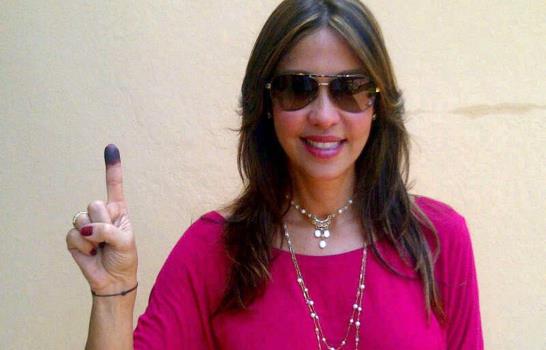 Los artistas acuden a depositar el voto por su candidato