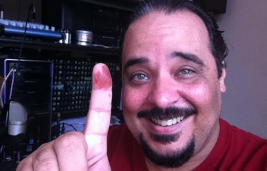 Los artistas acuden a depositar el voto por su candidato