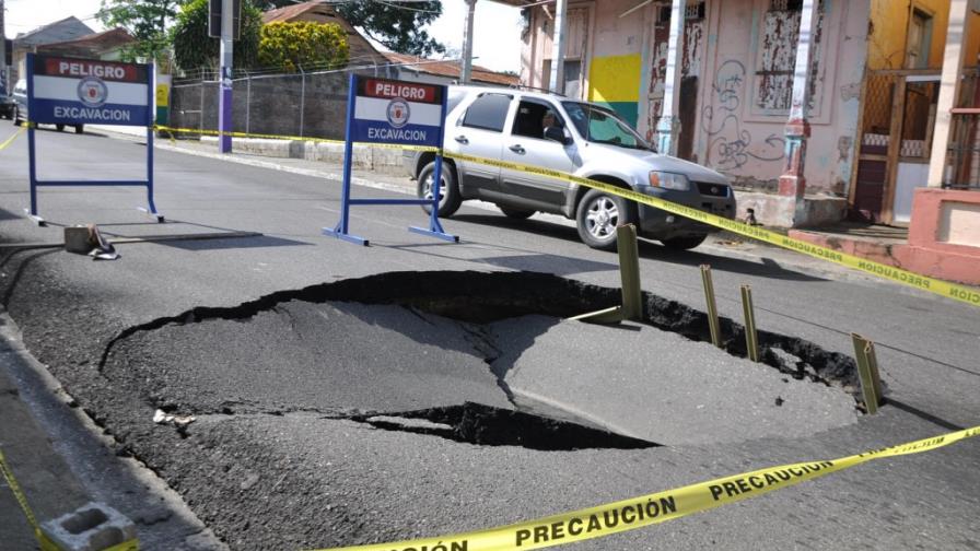 Inundaciones hunden un tramo de calle del centro de Santiago