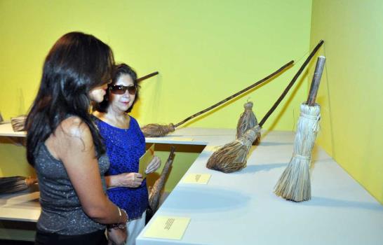 La cultura dominicana a bordo de una escoba