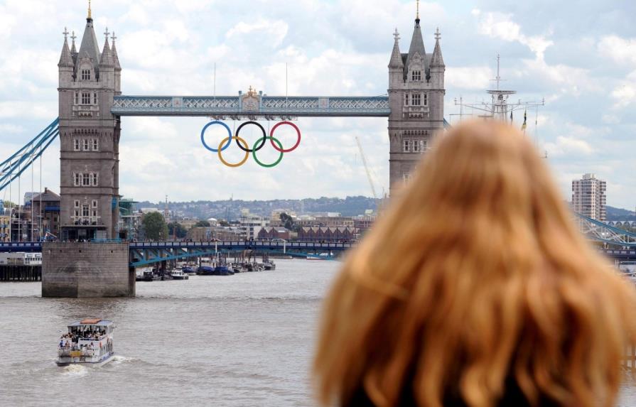 Miles de londinenses salen a la calle para recibir a la antorcha olímpica