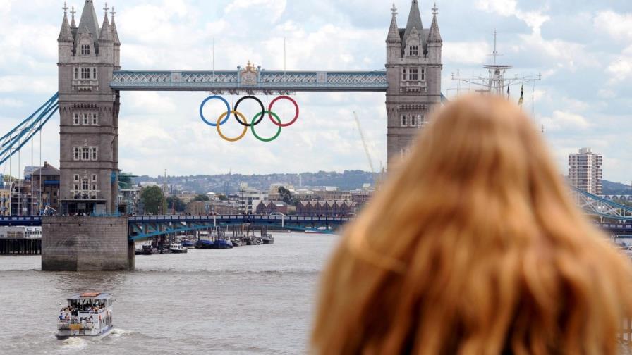 Miles de londinenses salen a la calle para recibir a la antorcha olímpica